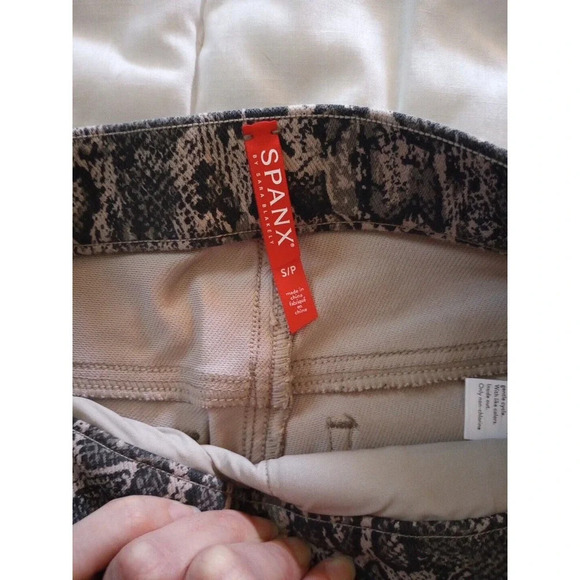 SPANX Womens Animal Print Cropped Leggings Snakeskin Sz S Jean Like Stretch Pant - Picture 3 of 9